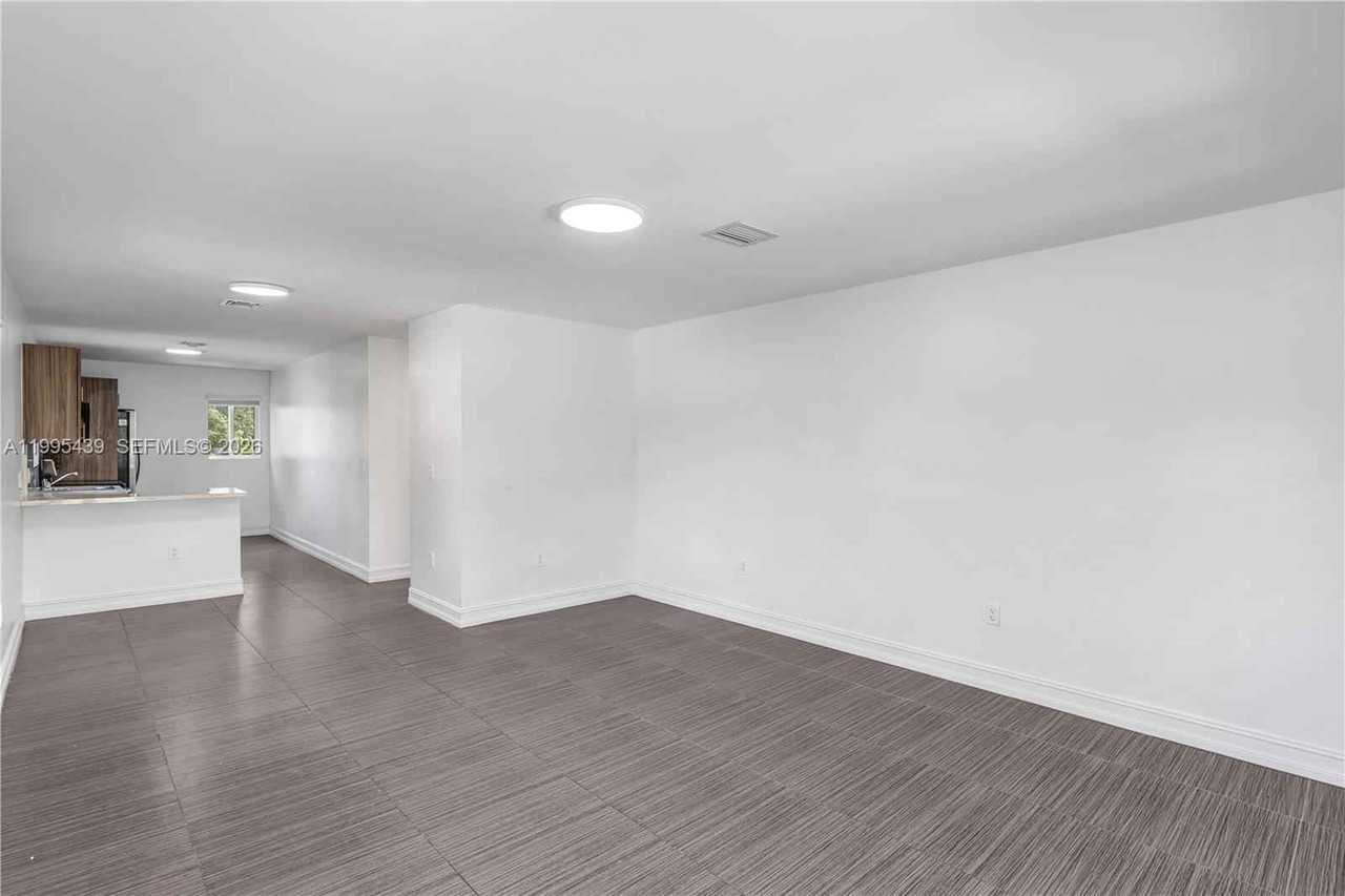 2132 Nw 47th St - Photo 3 of 28