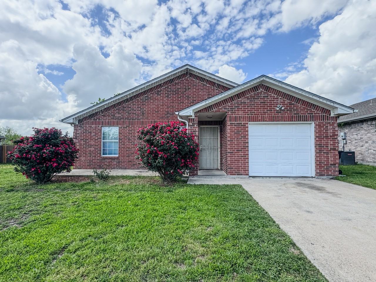 1712 Manor Garden Curv - Photo 2 of 14