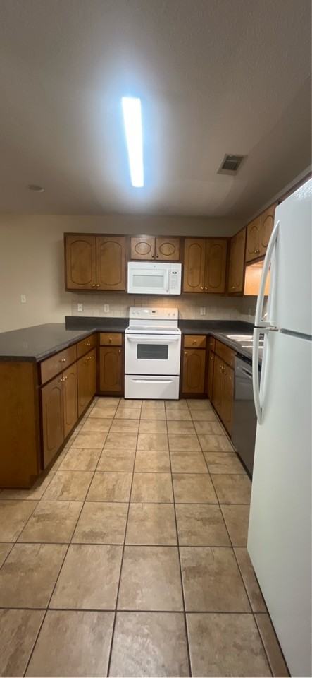 129 Edgelake Dr #B - Photo 4 of 12