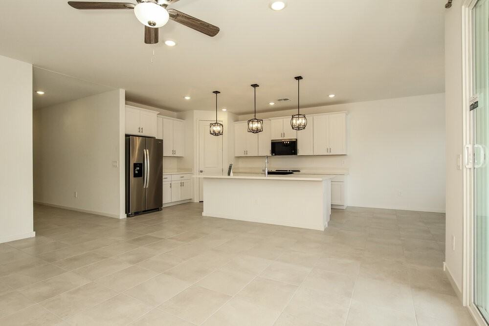 24466 W Grove St - Photo 4 of 16