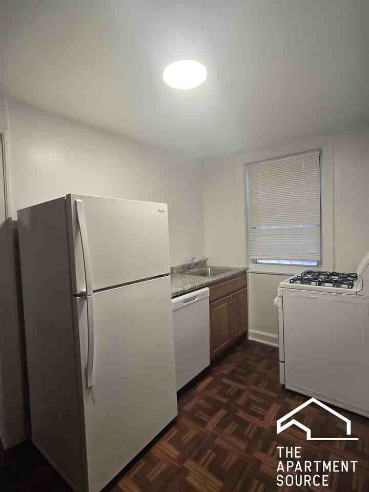 1806 W Farwell Ave #3B - Photo 2 of 8