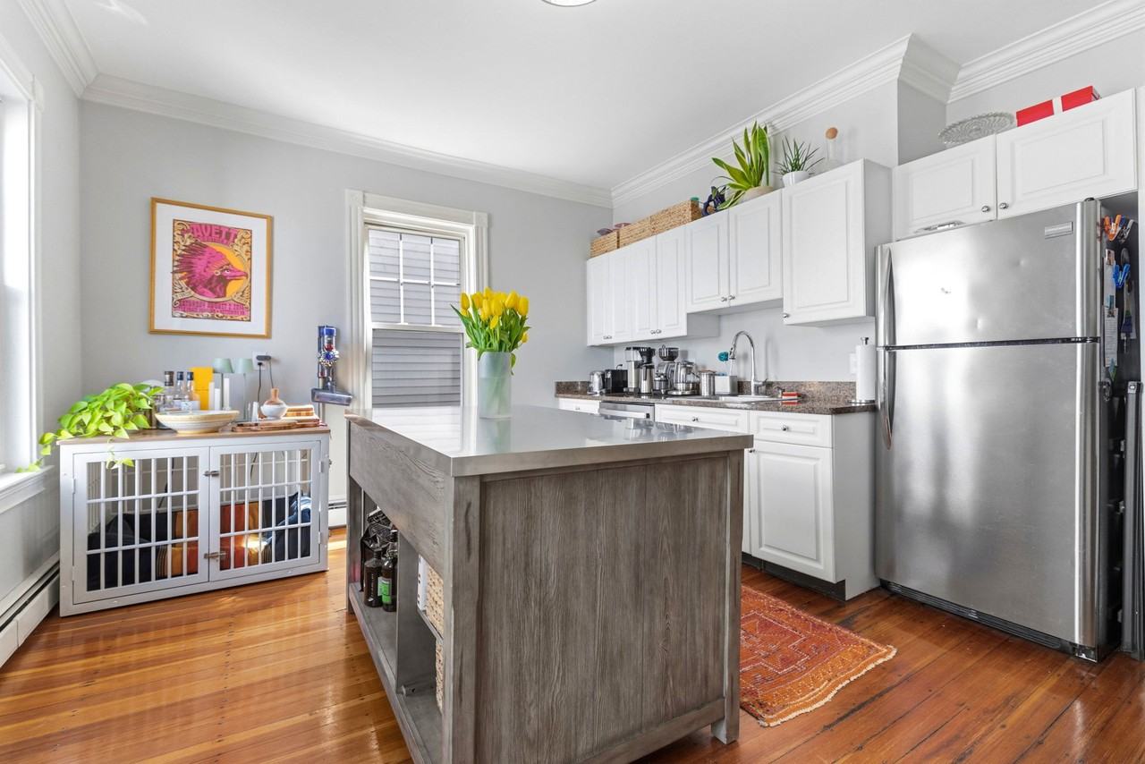 722 E 2nd St #2 - Photo 4 of 28