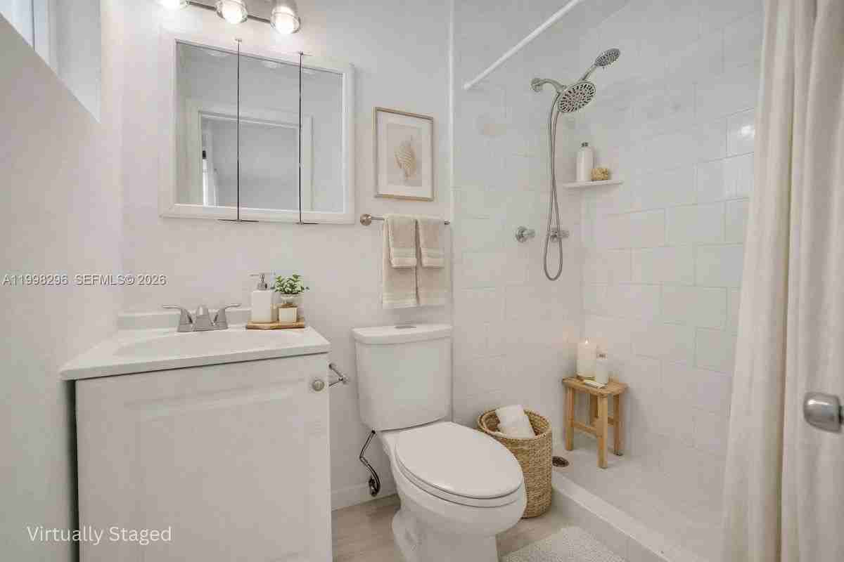 877 W 33rd St - Photo 4 of 40