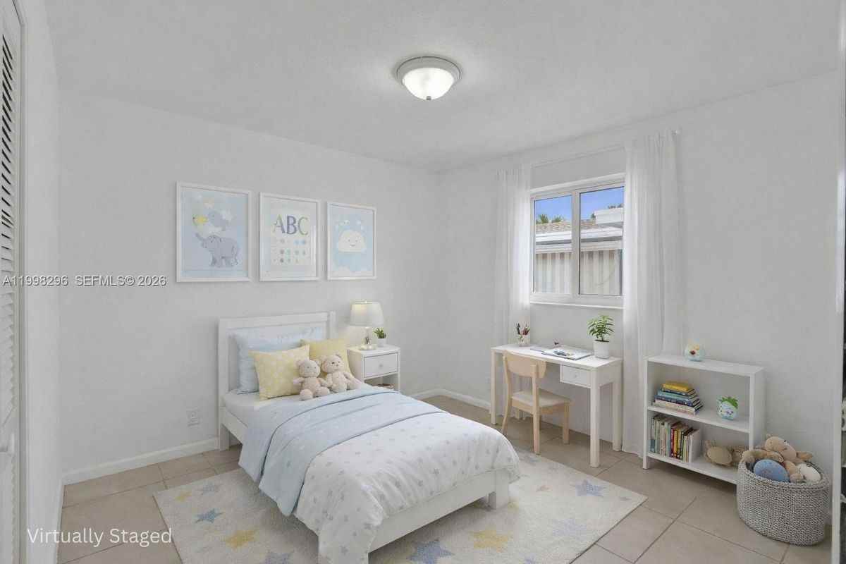 877 W 33rd St - Photo 6 of 40