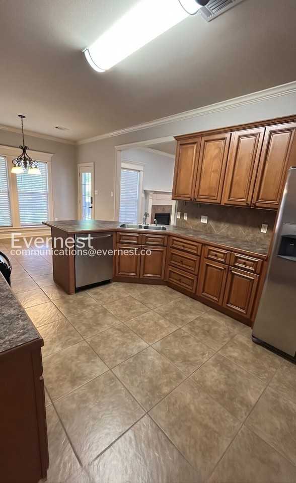 2835 Plateau Dr - Photo 4 of 33