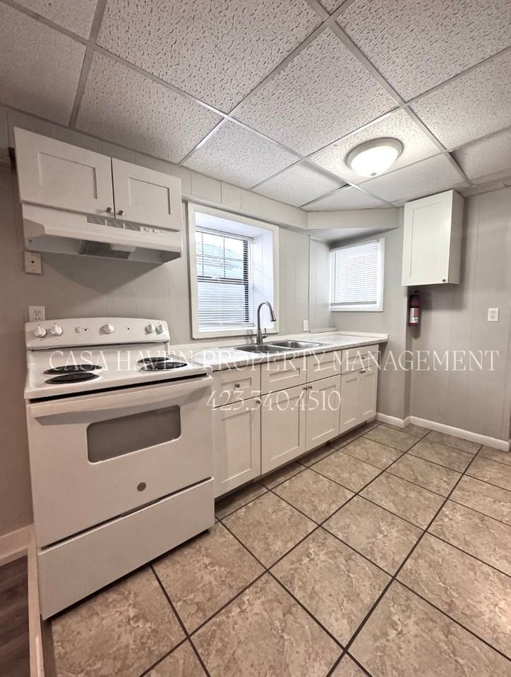 204 E Watauga Ave - Photo 3 of 9