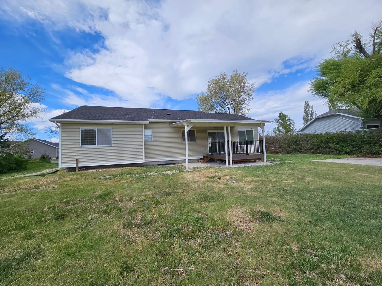 822 Lakeview - Photo 4 of 34