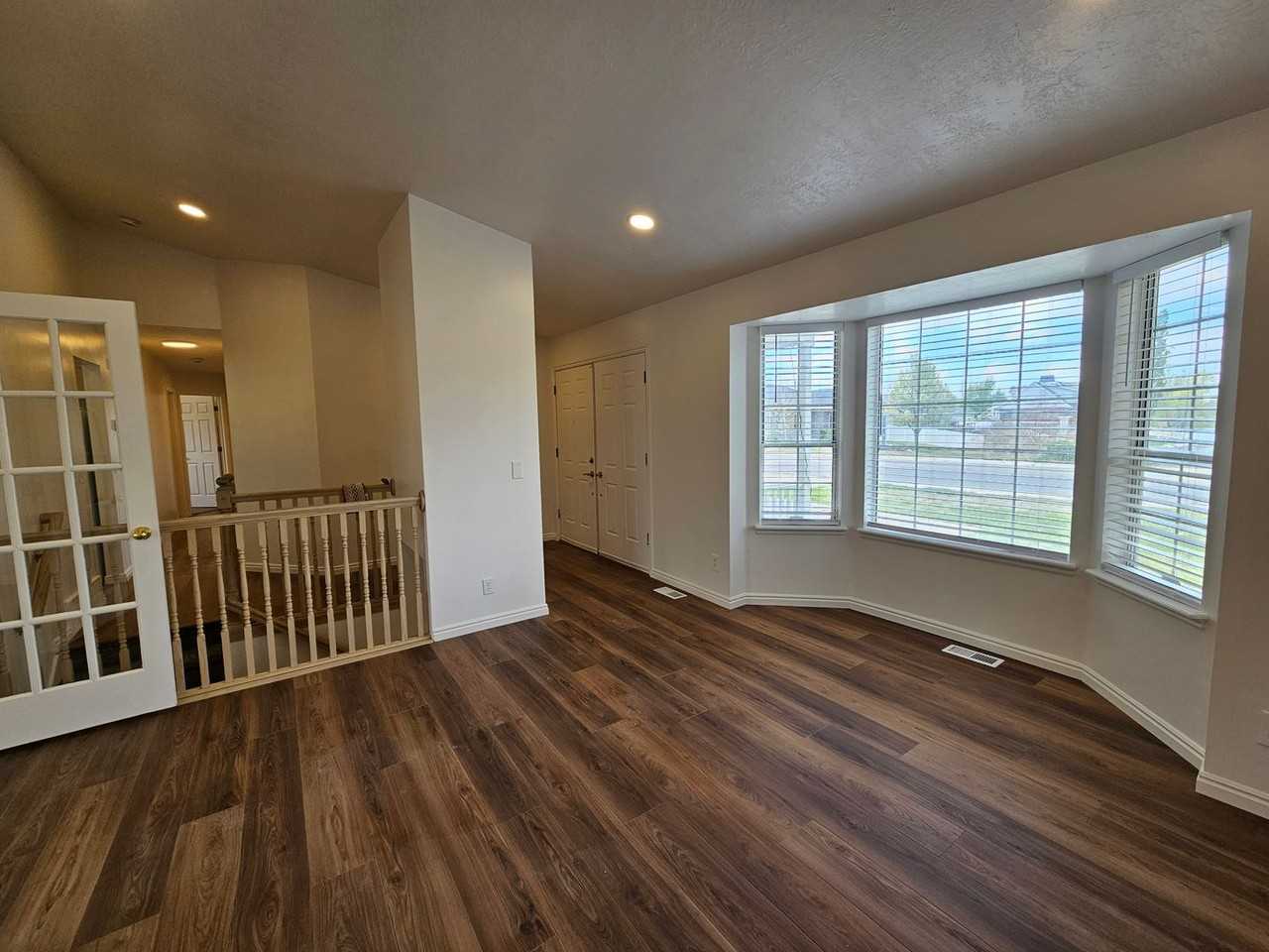 822 Lakeview - Photo 7 of 34