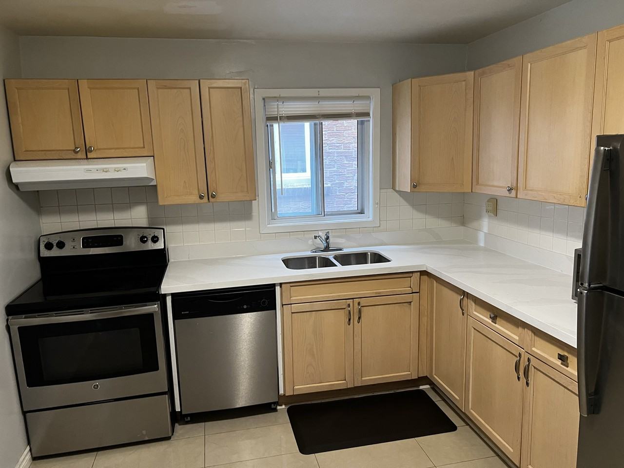 239 Pickering St - Photo 3 of 7