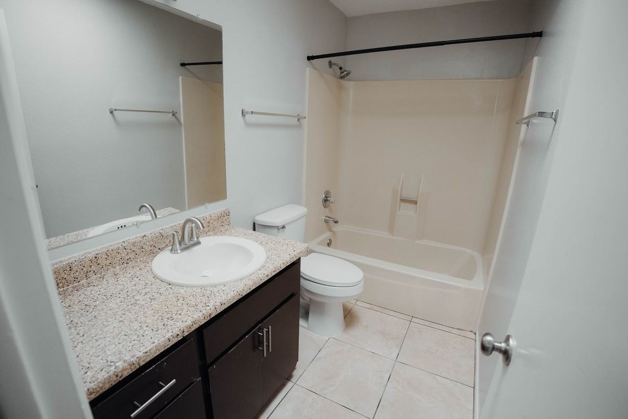 Level On 17th Apartments - Photo 7 of 31