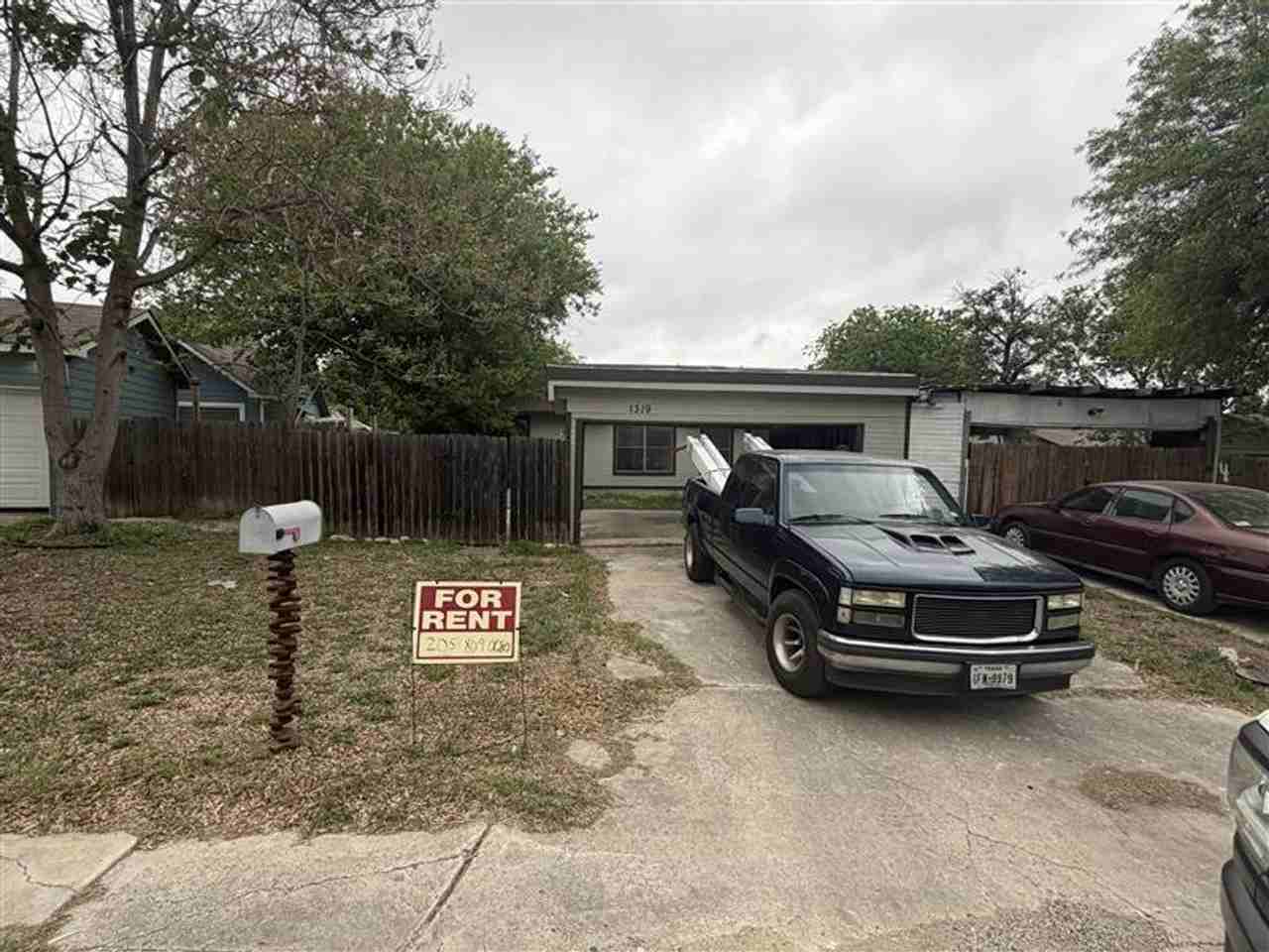 1319 Bayou Dr - Photo 2 of 15