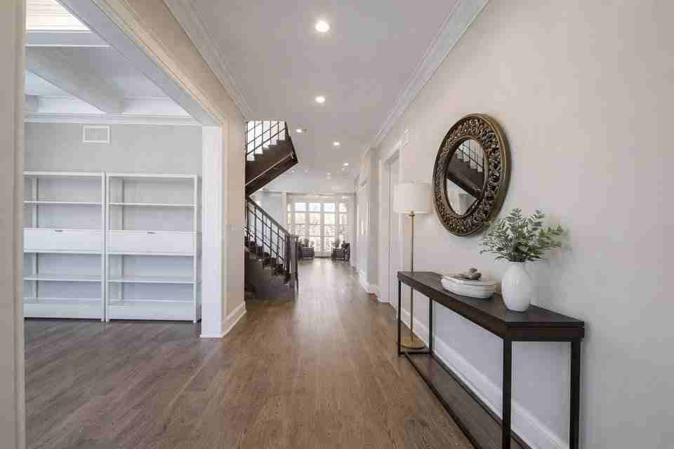 613 Queens Drive - Photo 3 of 27