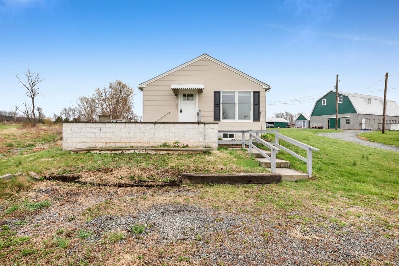 2284 Warner School Rd - Photo 2 of 33