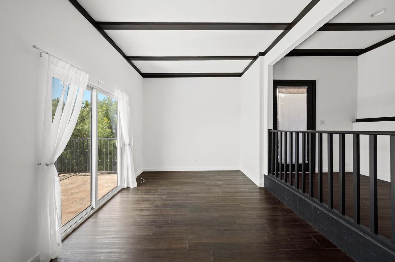 1915 Apex Ave - Photo 3 of 30