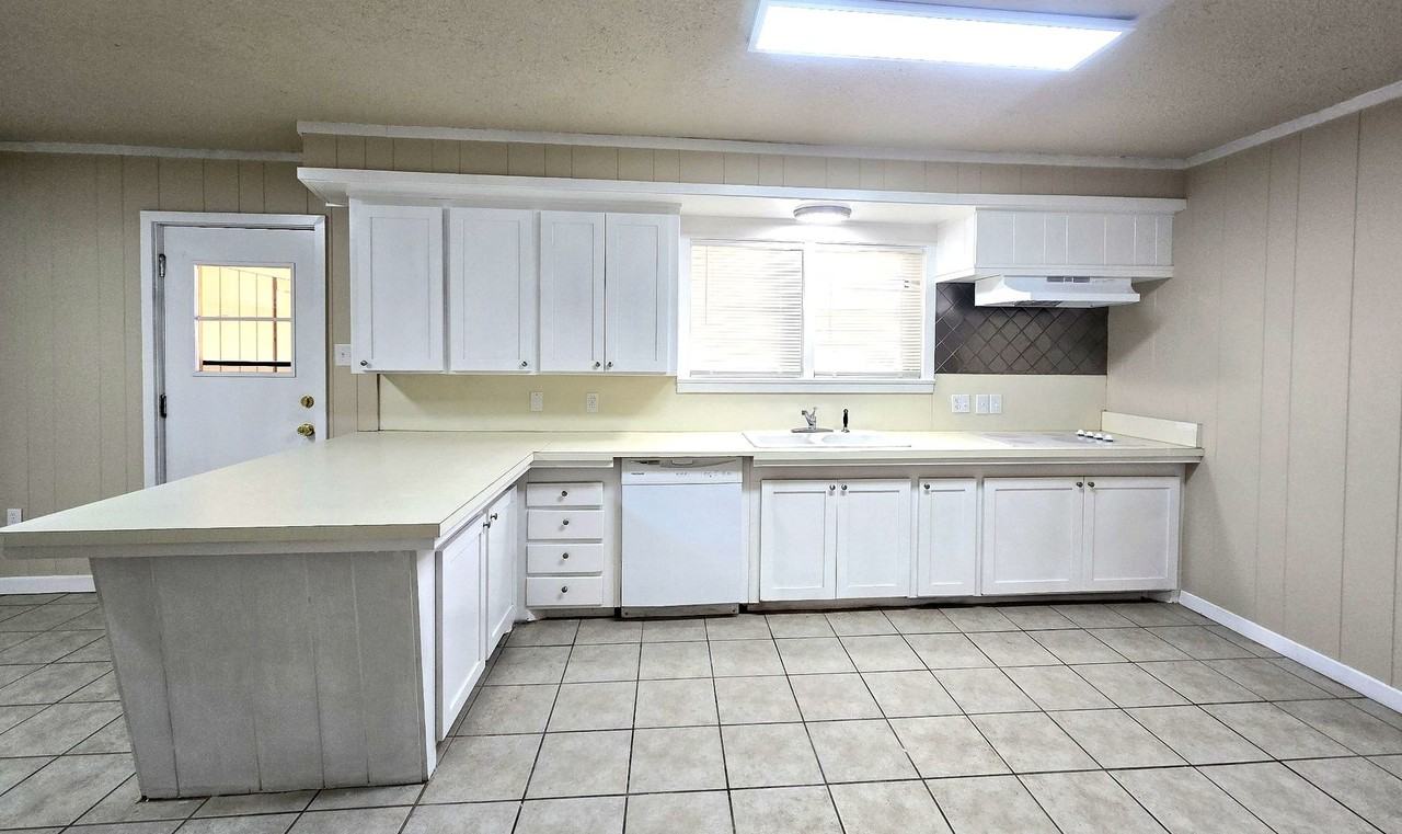 3407 42nd St - Photo 7 of 25