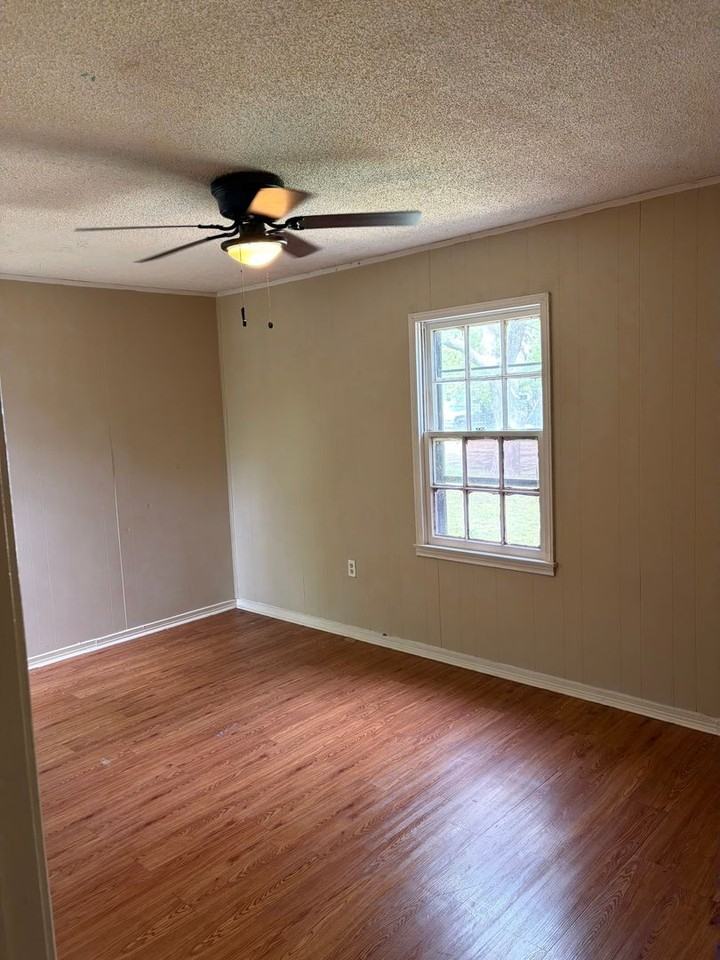 1920 Windsor Ave - Photo 3 of 7