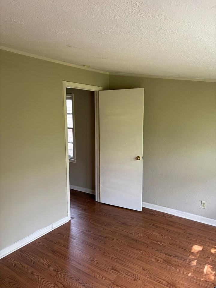 1920 Windsor Ave - Photo 4 of 7