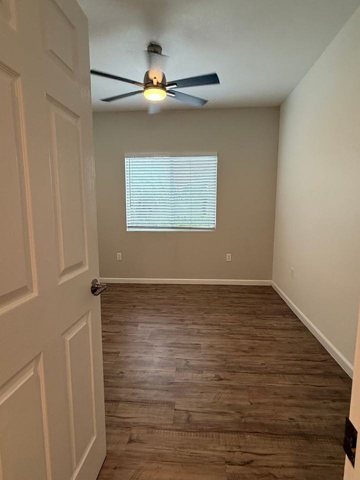 1205 S Broadacres Ave - Photo 3 of 10