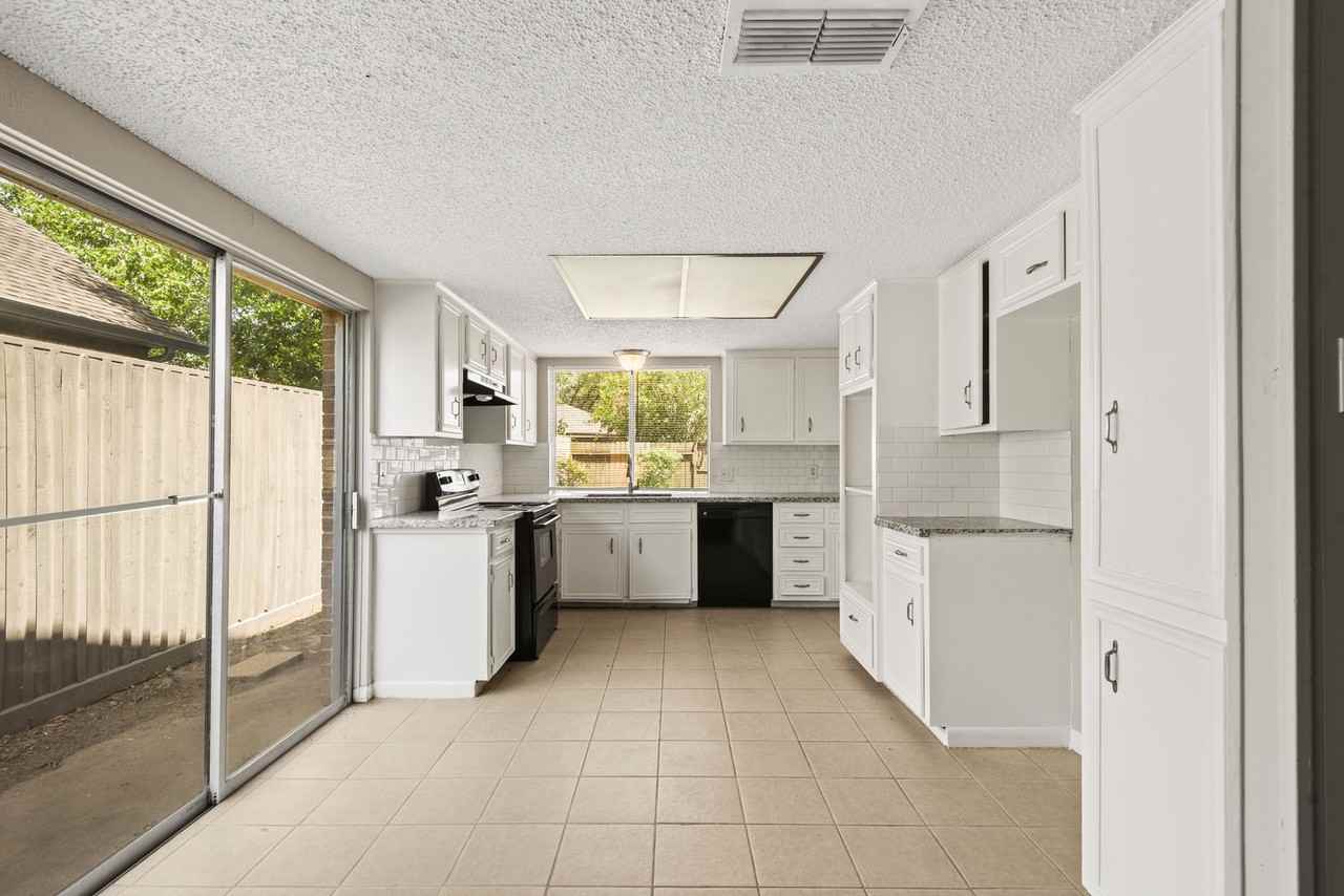 15911 Mill Point Dr - Photo 3 of 14