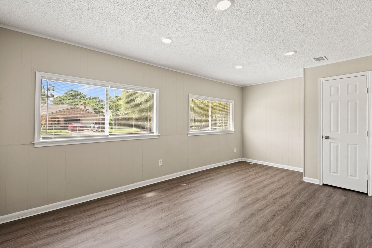 15911 Mill Point Dr - Photo 5 of 14