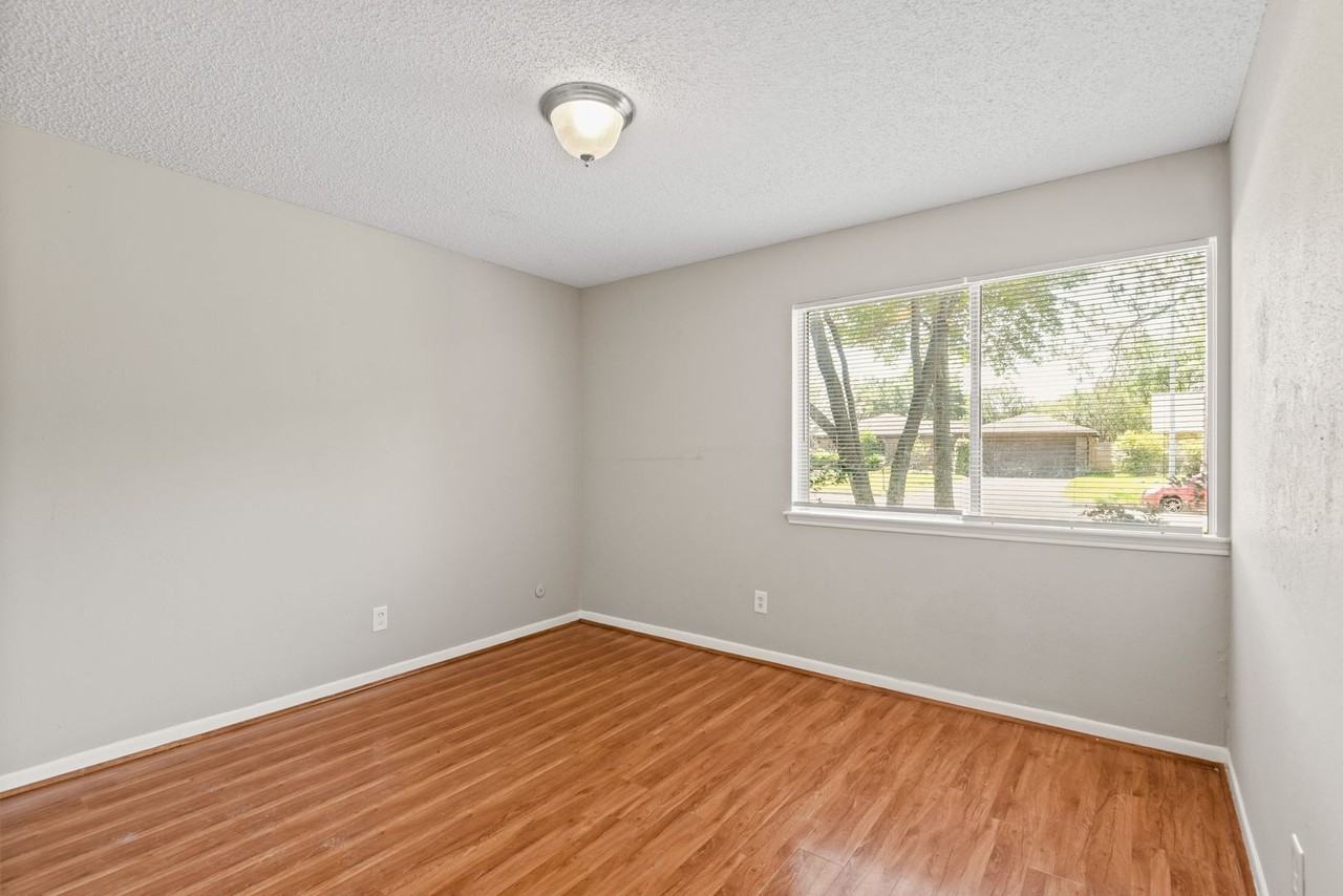 15911 Mill Point Dr - Photo 7 of 14