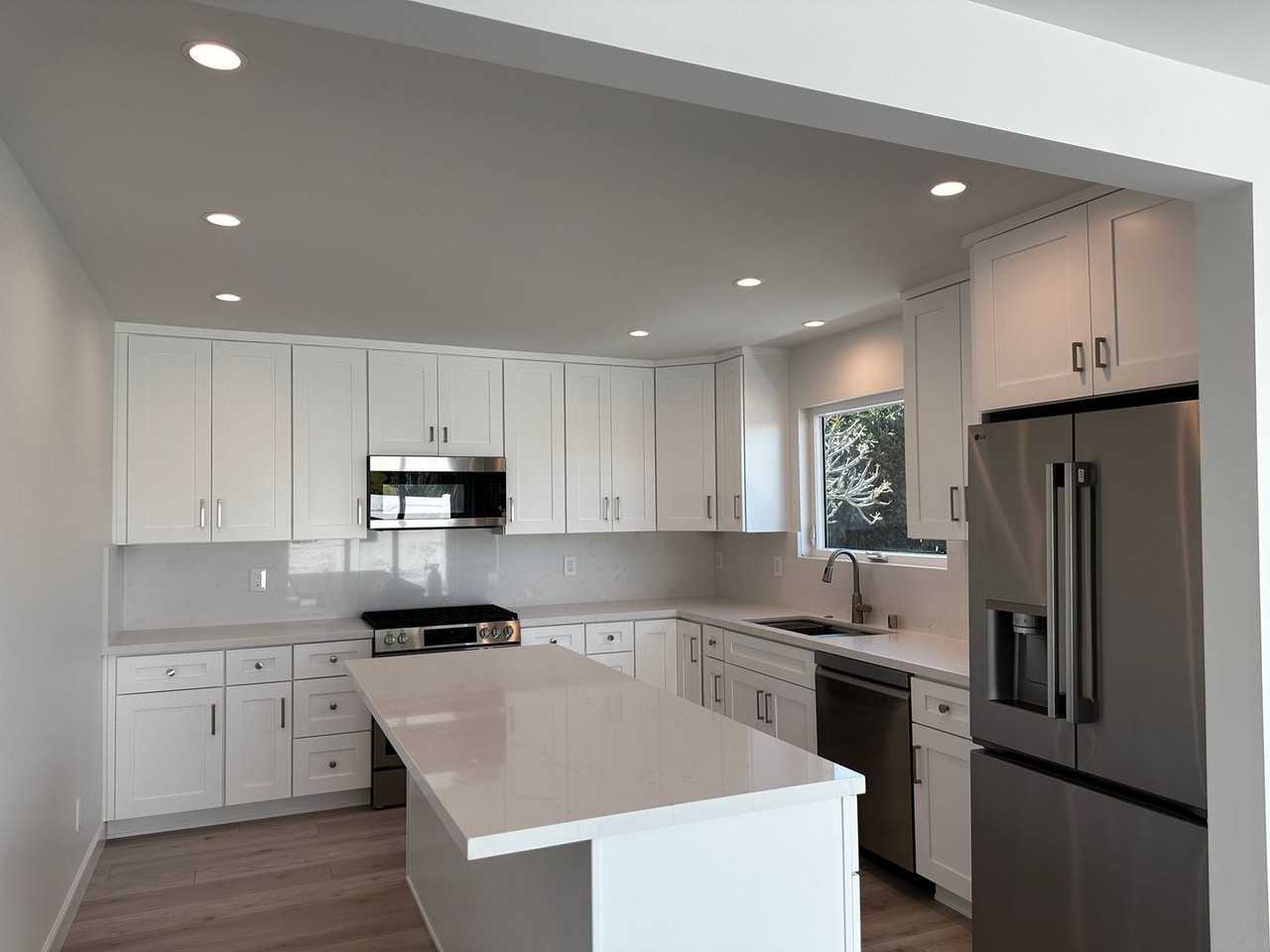 2063 Edinburg Ave - Photo 4 of 10