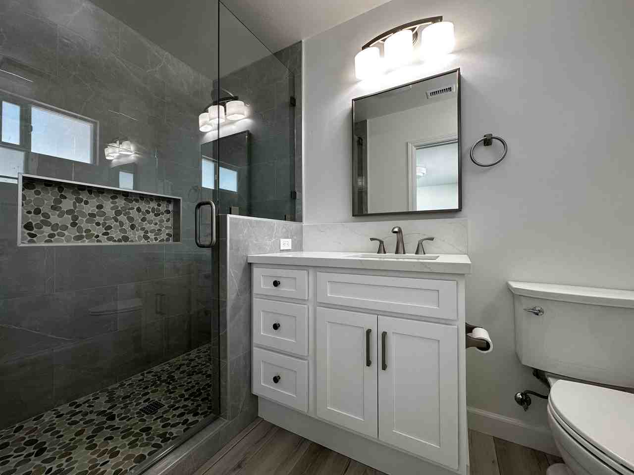 2063 Edinburg Ave - Photo 5 of 10