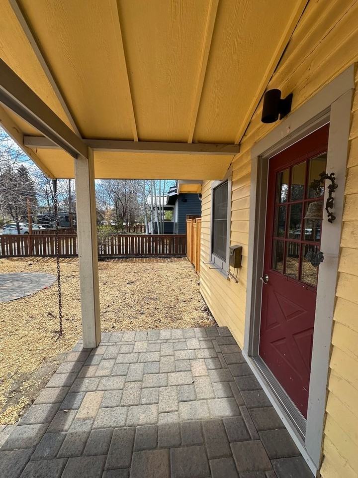 615 Nw Columbia St - Photo 2 of 32