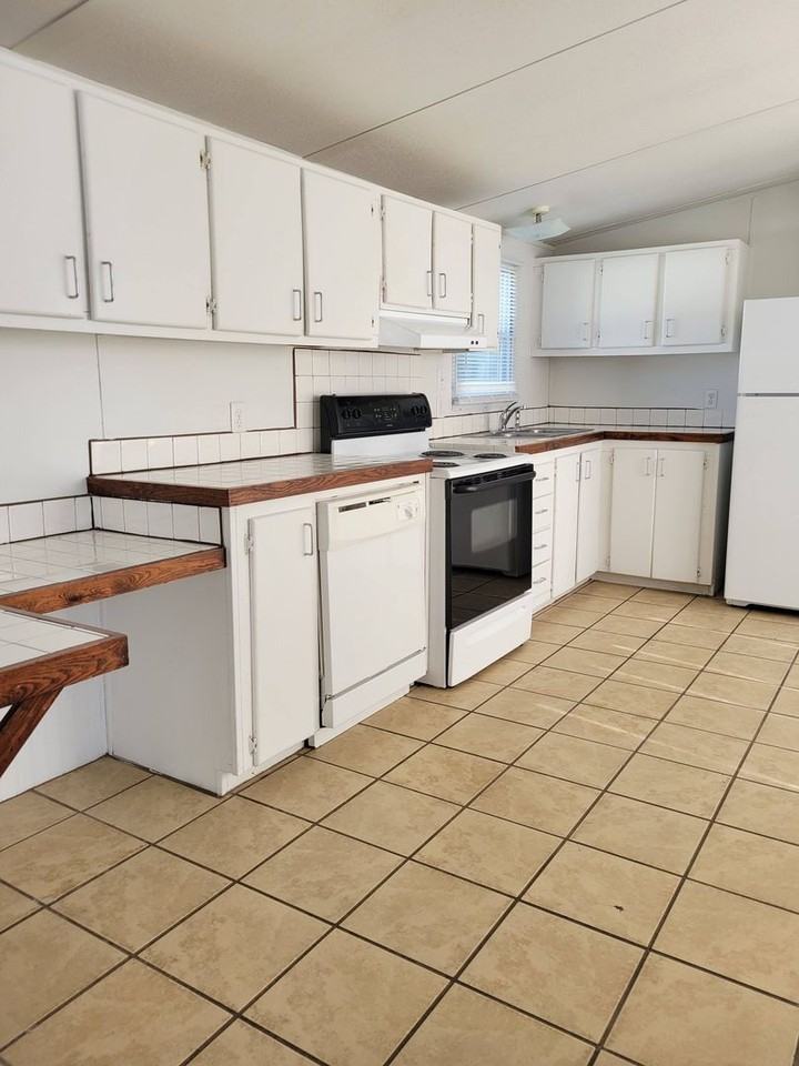 621 Bonfire Dr - Photo 2 of 19