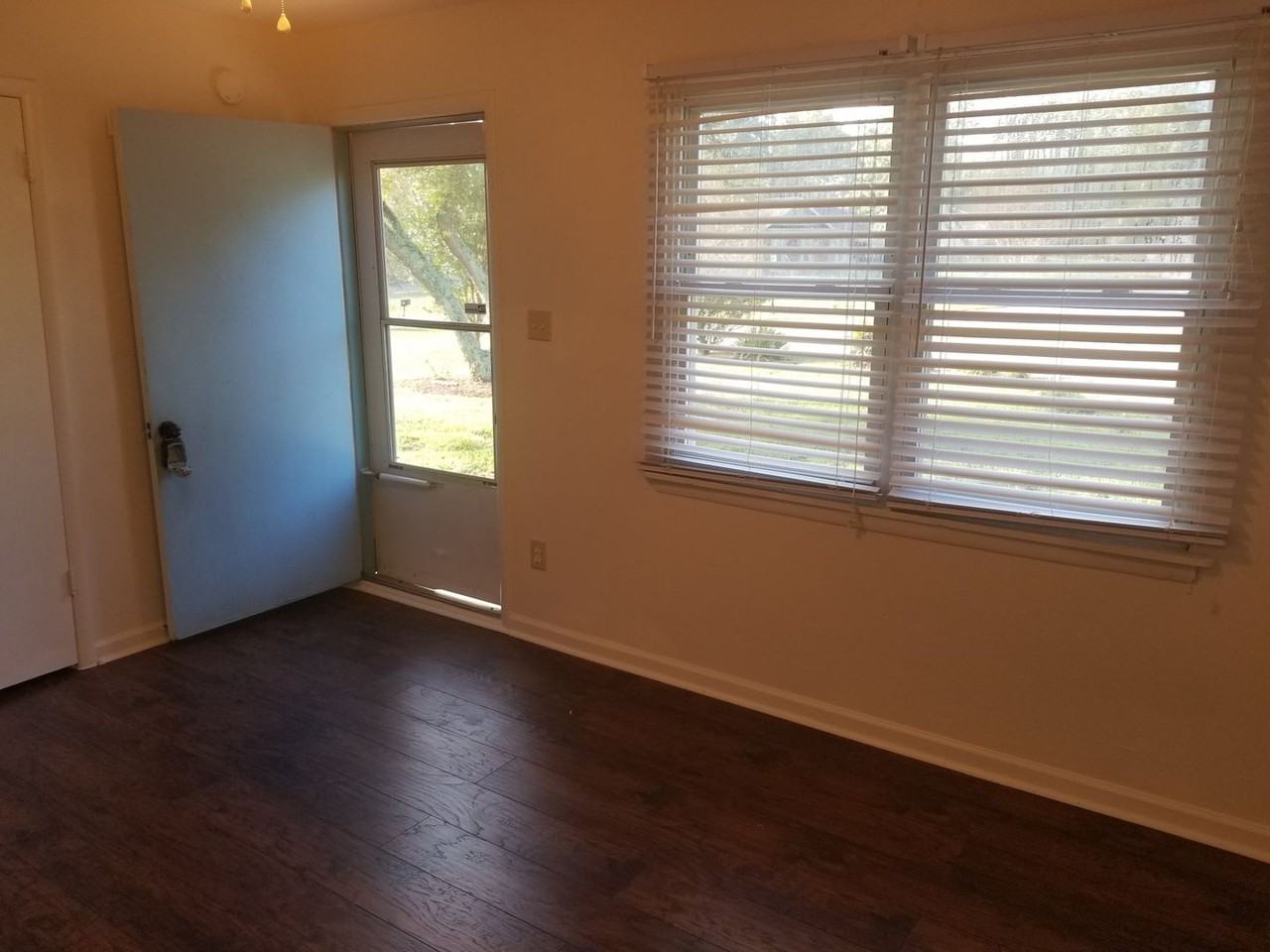 211 Foxwood Dr - Photo 2 of 19