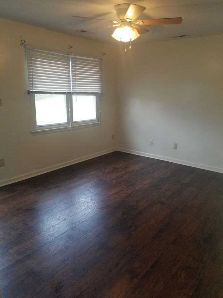 211 Foxwood Dr - Photo 3 of 19