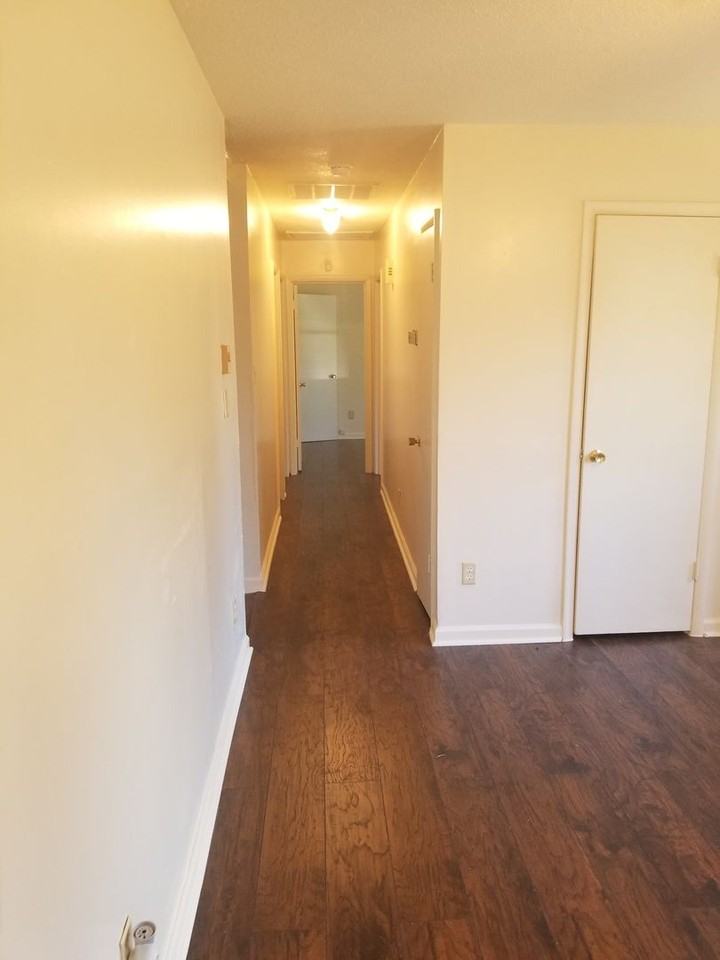 211 Foxwood Dr - Photo 4 of 19