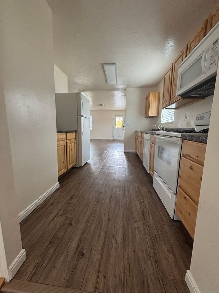 303 N 100 W #B - Photo 4 of 20