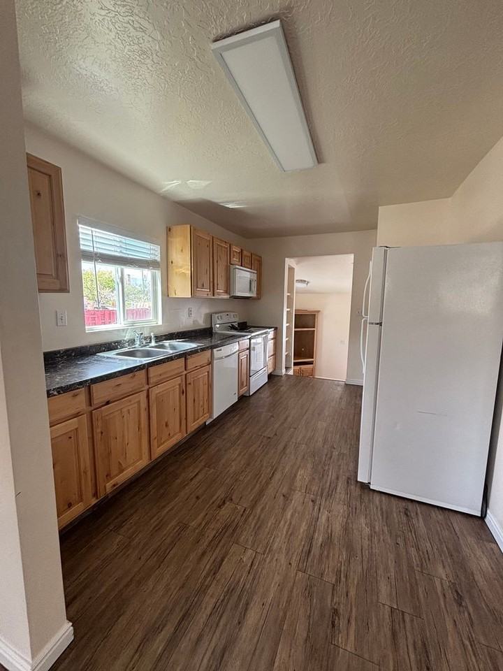 303 N 100 W #B - Photo 5 of 20