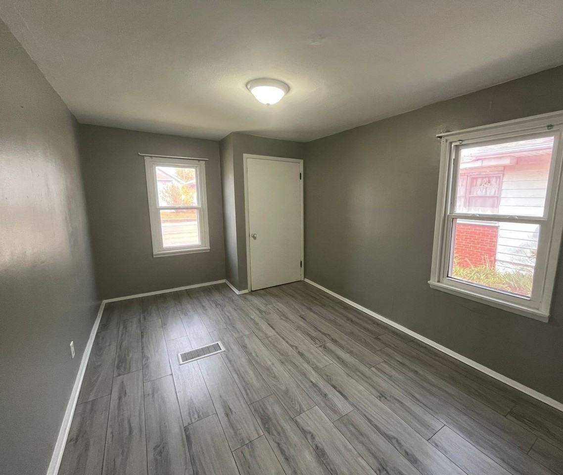 217 S Central Ave - Photo 5 of 11