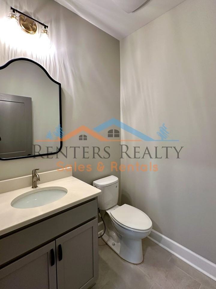 2111 Summer St Sw - Photo 7 of 35