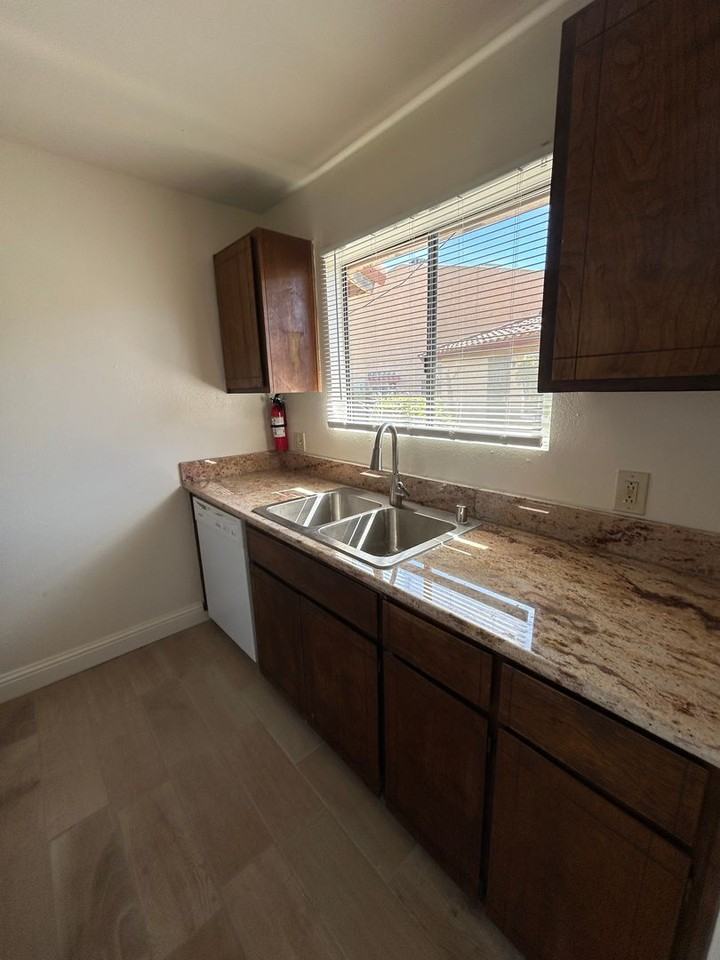 954 Greenfield Ave - Photo 5 of 9