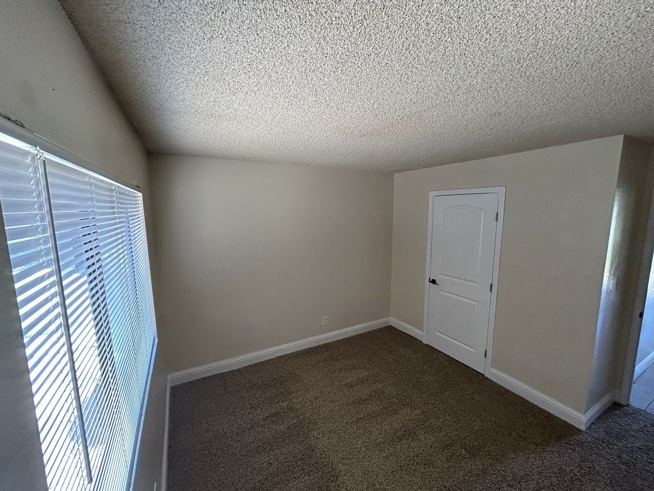 954 Greenfield Ave - Photo 6 of 9