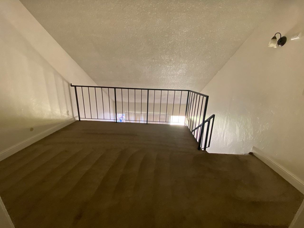 910 W Cameron St - Photo 3 of 5