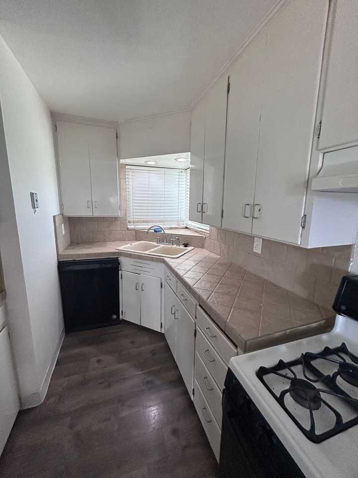 217 E Colonial Dr - Photo 3 of 8