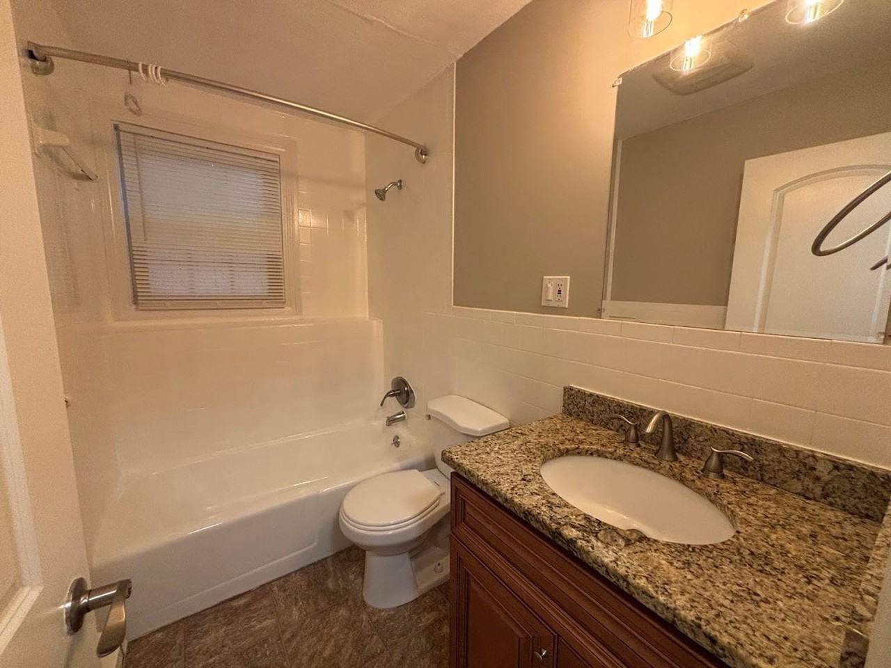 2 Bedrooms in Londonderry - Photo 5 of 10