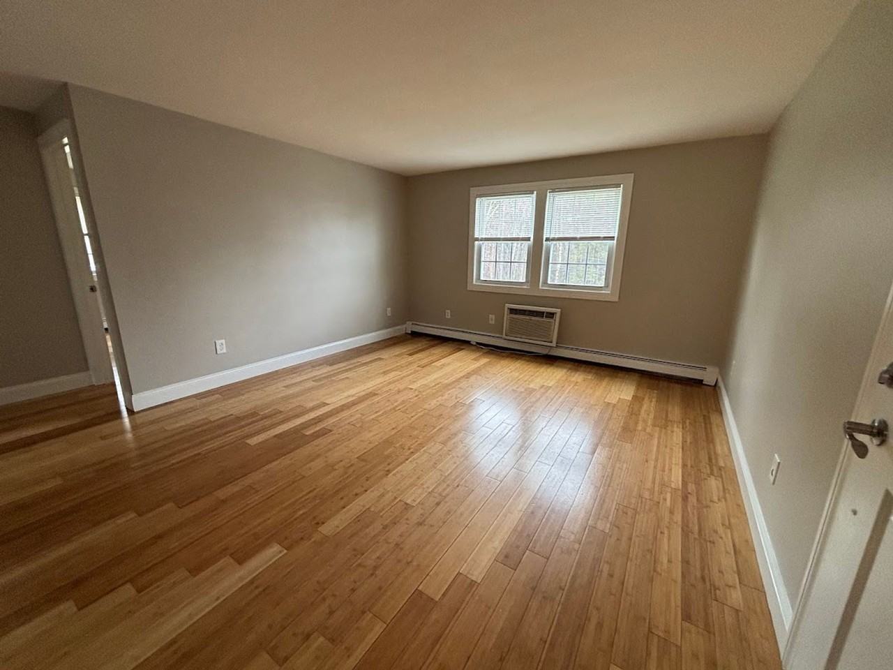 2 Bedrooms in Londonderry - Photo 7 of 10
