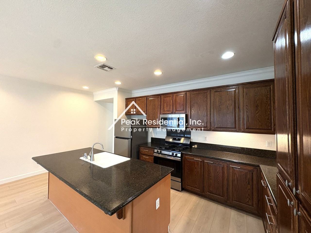 9594 Crisswell Dr - Photo 4 of 16