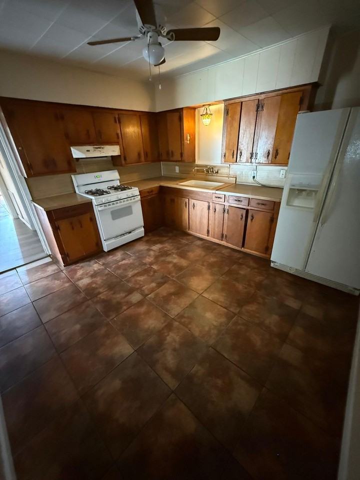 209 N 22nd St - Photo 3 of 7