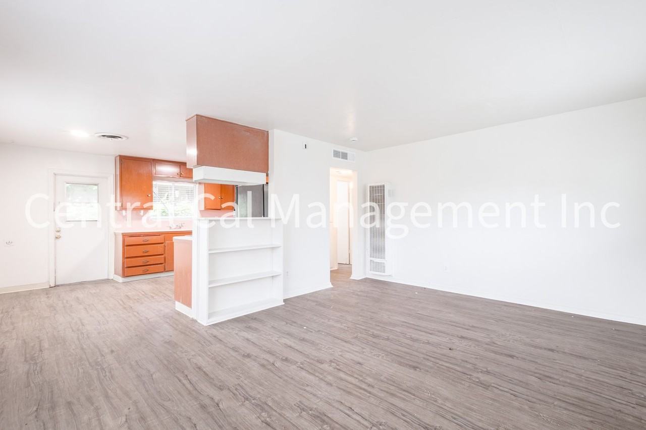 2000 2000 & 2004 Bank St - Photo 3 of 11