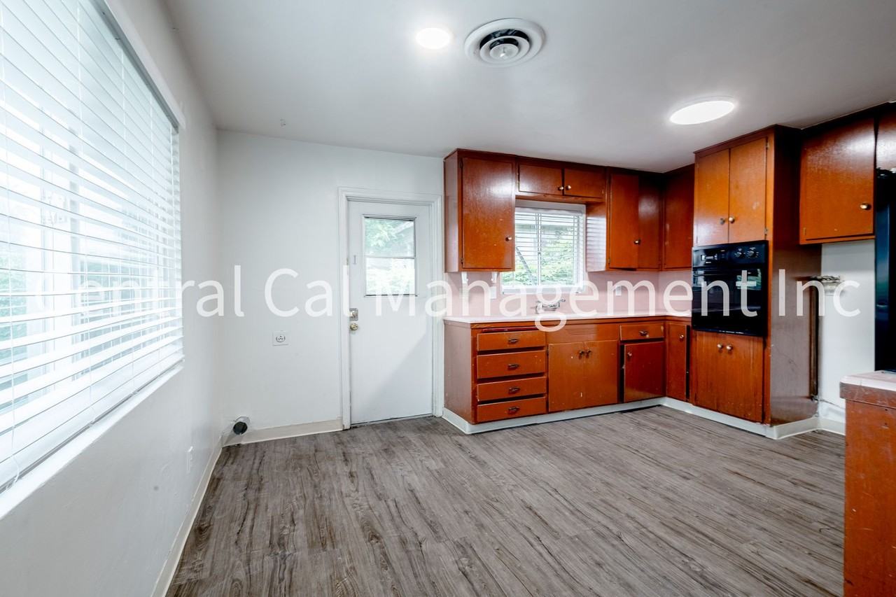 2000 2000 & 2004 Bank St - Photo 4 of 11