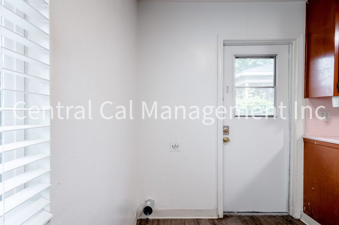 2000 2000 & 2004 Bank St - Photo 5 of 11