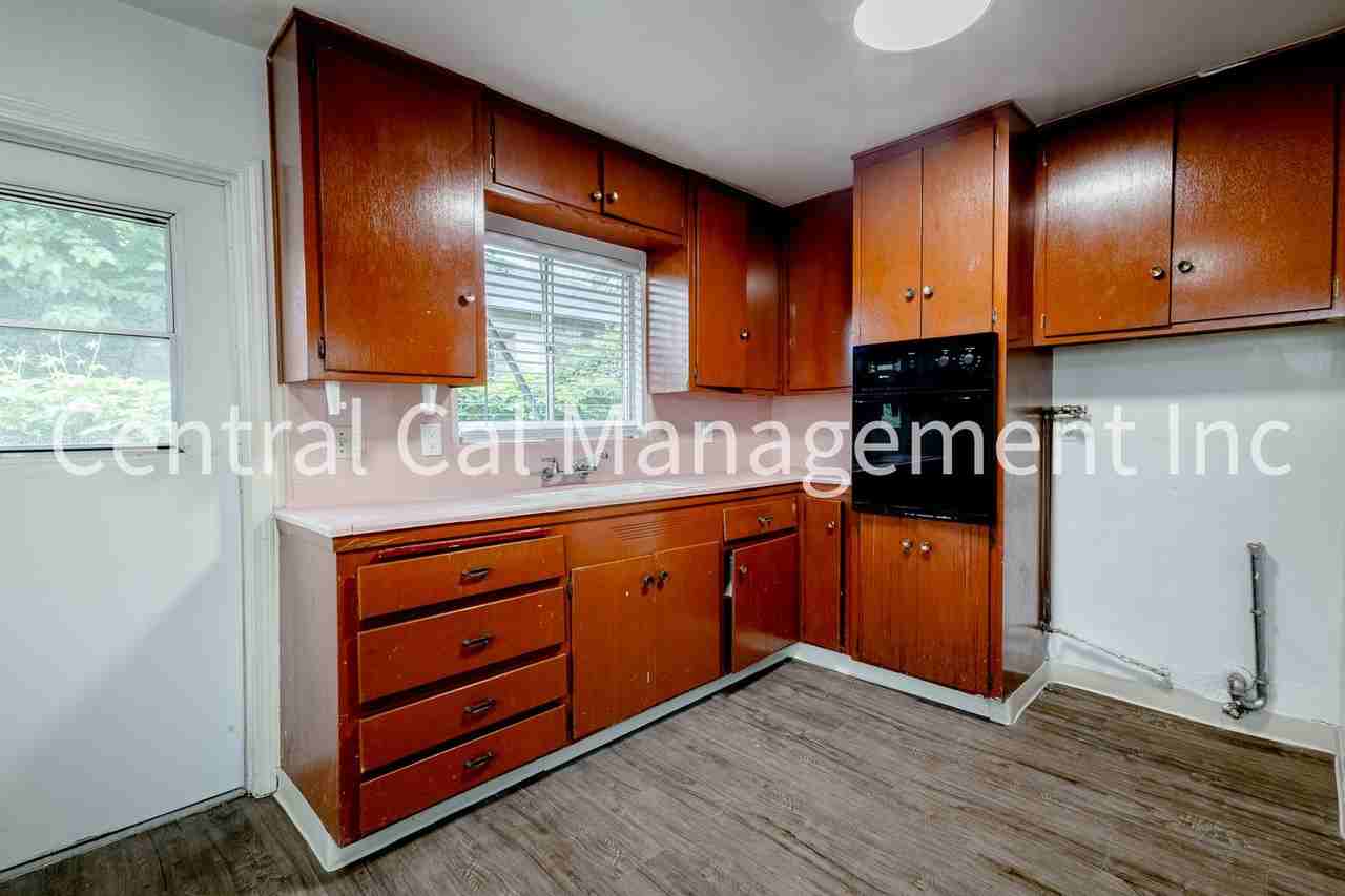 2000 2000 & 2004 Bank St - Photo 6 of 11