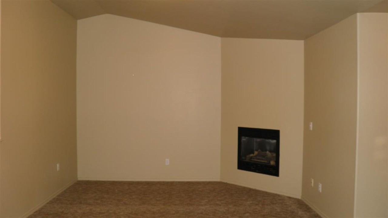 886 Ne Hidden Valley Dr #1 - Photo 2 of 9