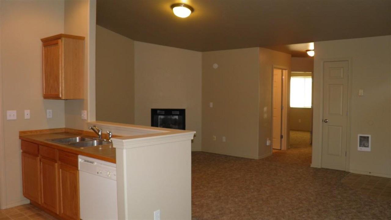 886 Ne Hidden Valley Dr #1 - Photo 3 of 9